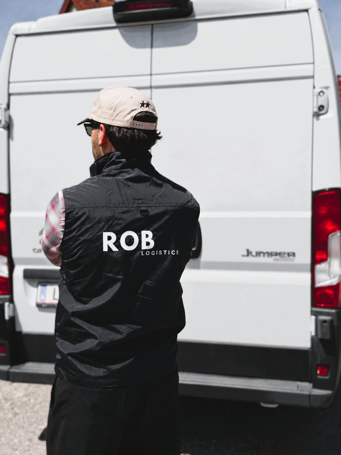 Mitarbeiter von ROB Logistics vor einem Transportfahrzeug
